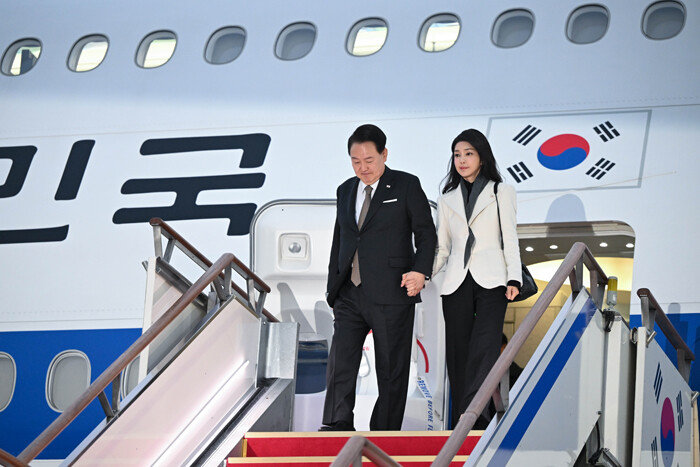 영국 국빈 방문과 프랑스 방문 일정을 마치고 귀국한 윤석열 대통령과 김건희 여사가 11월 26일 경기 성남시 서울공항에 도착해 공군1호기편에서 내리고 있다. [최혁중 동아일보 기자]