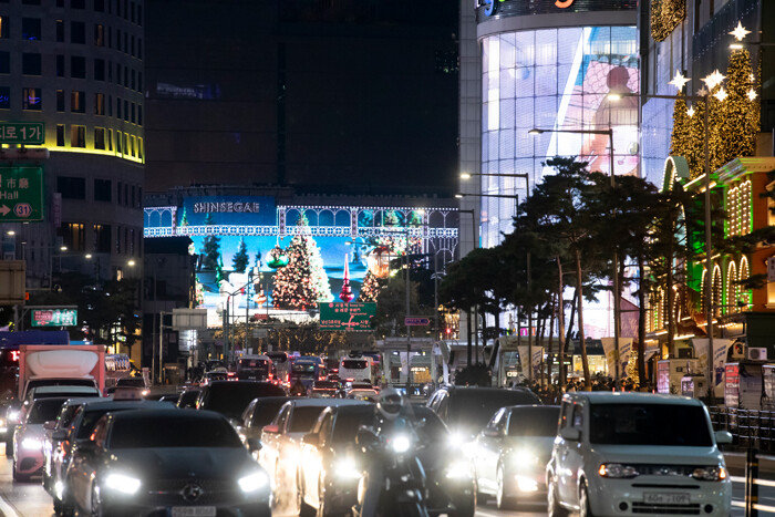 화려한 조명으로 가득찬 거리