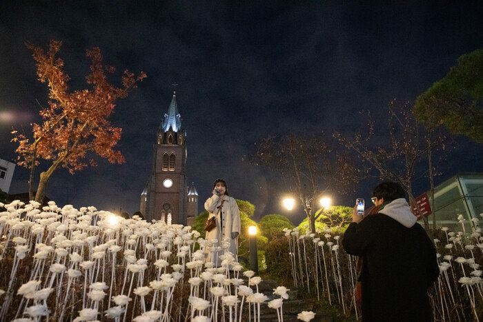 연인의 사진 촬영에 진심을 다하는 시민