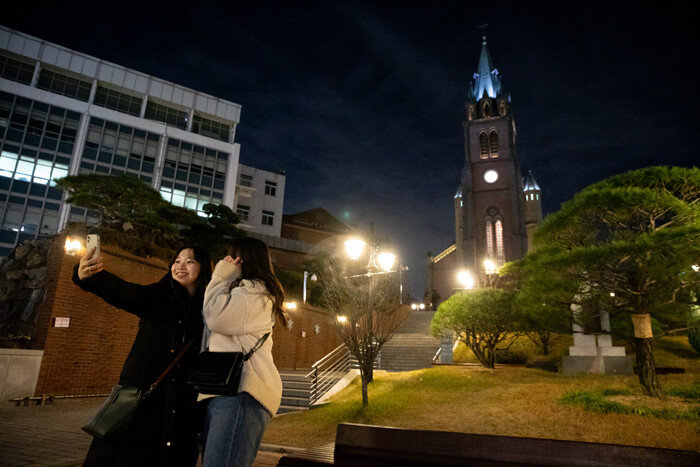 명동성당을 배경으로 촬영하는 관광객