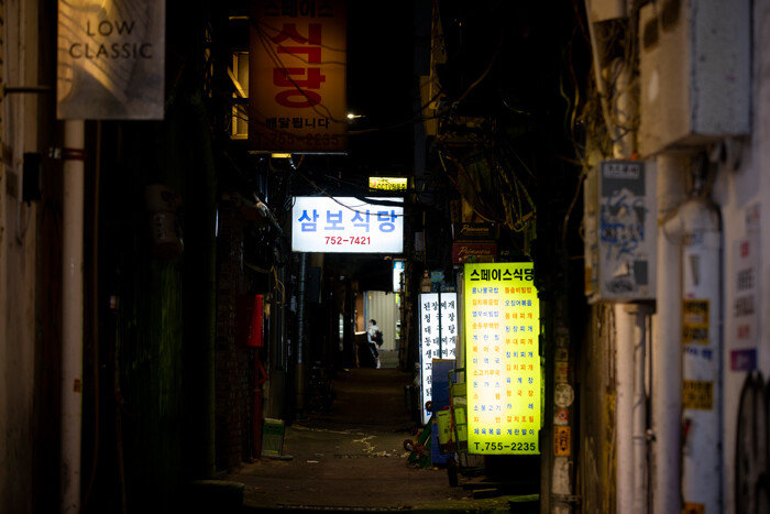 여전히 불 꺼진 명동 골목