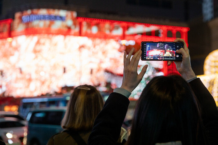 멋진 야경을 담고 있는 관광객