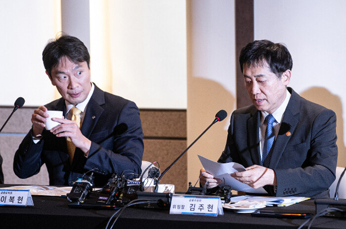 2023년 11월 서울 중구 은행연합회관에서 열린 ‘금융위원장·금감원장·은행장’ 간담회에서 이복현 금융감독원장(왼쪽)과 김주현 금융위원장이 자료를 살피고 있다. 이날 간담회에선 상생금융 관련 방안을 논의했다. [뉴스1]