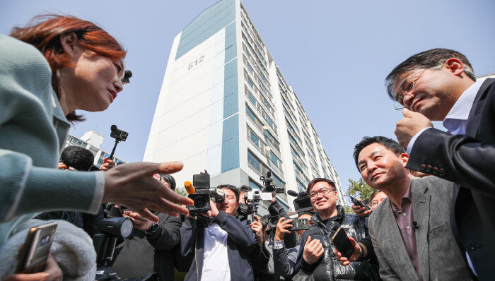 국토교통부 관계자들이 2023년 3월 21일 경기 고양시 일산 신도시 내 노후 아파트단지에서 도보 답사를 하고 있다. [뉴시스]