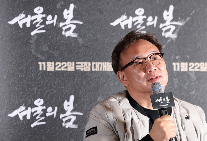 김성수 감독이 11월 9일 오후 서울 한 영화관에서 진행된 영화 ‘서울의 봄’ 언론배급시사회에서 기자들 질의에 답하고 있다. [뉴스1]