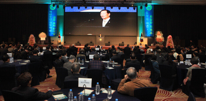 2023년 11월 21일 열린 ‘경우의 날 한마음 대축제’에서 김용인 경우회장이 인사말을 하고 있다. [경우회]