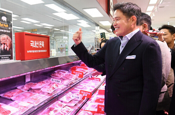 2023년 5월 3일 정용진 신세계그룹 부회장이 리뉴얼된 인천 이마트 연수점을 돌아보고 있다. [뉴스1]