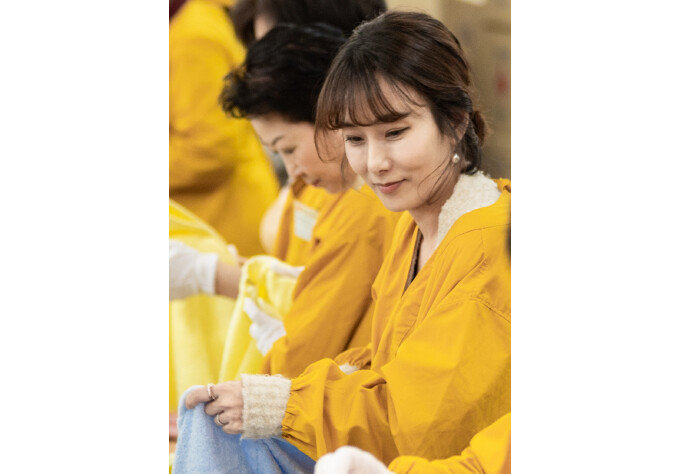 2023년 11월 15일 한동훈 국민의힘 비대위원장의 부인 진은정 김앤장 변호사가 서울 중구 대한적십자사 서울사무소에서 연말 이웃돕기 2023 사랑의 선물을 제작하고 있다. [대한적십자사]