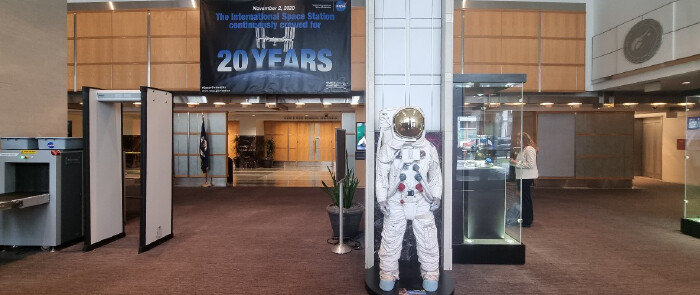 2023년 2월 22일(현지 시간) 미국 워싱턴에 있는 미국 항공우주국(NASA) 로비에 2020년 국제우주정거장(ISS) 20주년을 기념하는 대형 걸개그림이 걸려 있다. 2020년 미국은 달 탐사 계획 ‘아르테미스 프로젝트’를 출범시켰다. [워싱턴=문병기 동아일보 특파원]