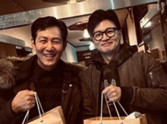 지난해 11월 26일 배우 이정재(왼쪽) 씨와 한동훈 국민의힘 비대위원장이 서울 서초구의 한 식당 앞에서 찍은 사진. [온라인 커뮤니티]