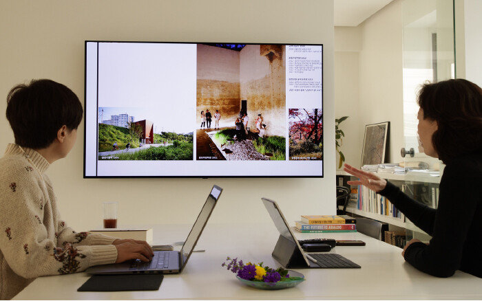 그동안 작업한 공간을 보여주는 이소진 소장. [조영철 기자]