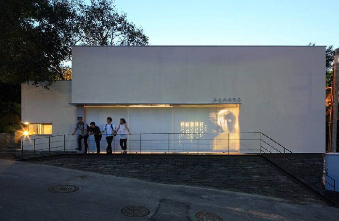 자연환경과 어울린 공공건축의 모범사례로 꼽히는 윤동주 문학관. [동아DB]