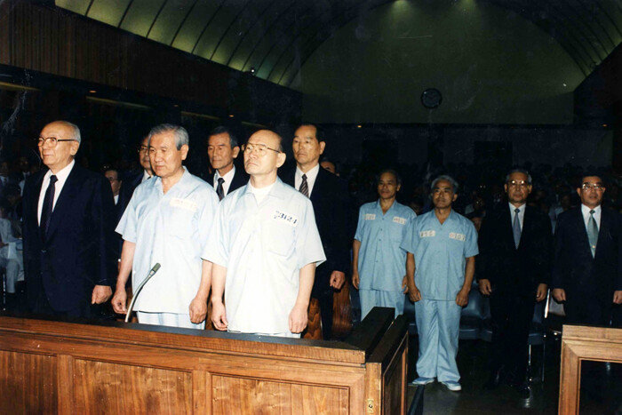 1996년 8월 26일 ‘12‧12 및 5‧18 사건’ 1심 선고공판이 열린 서울 서초동 서울지법 417호 대법정에 선 전두환‧노태우 두 전직 대통령. [동아DB]