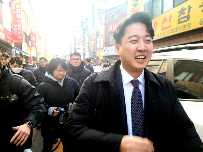 이준석 전 국민의힘 대표가 27일 오후 서울 노원구 한 식당에서 기자회견을 열고 향후 정치 행보에 대해 밝힌 후 이동하고 있다. [박해윤 기자]