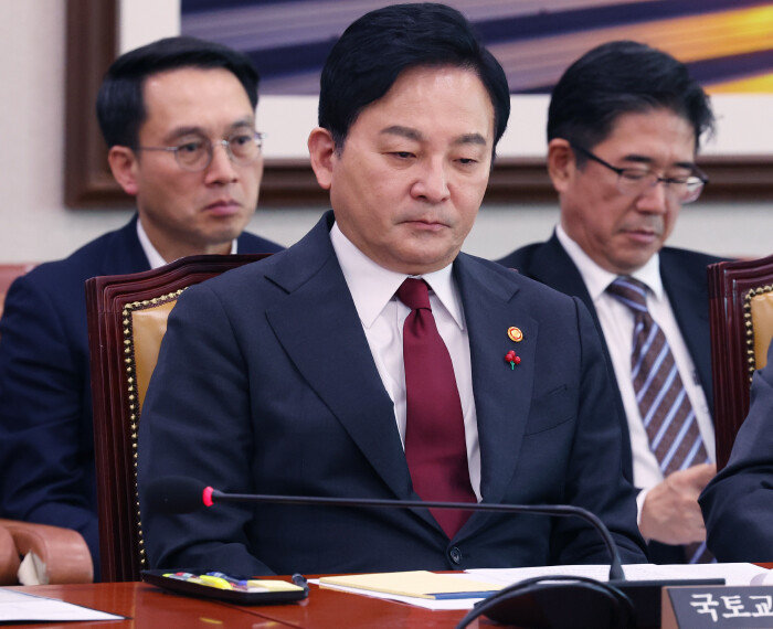 2023년 12월 7일 원희룡 당시 국토교통부 장관이 서울 여의도 국회에서 열린 국토교통위원회 전체회의에서 생각에 잠겨 있다. [뉴스1]
