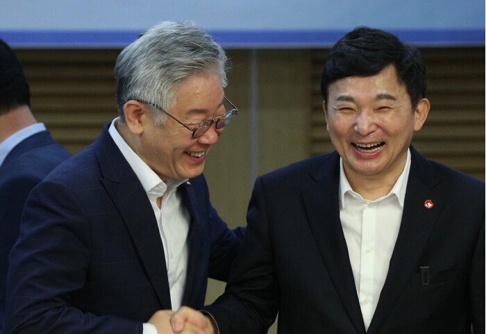 2020년 7월 30일 당시 이재명 경기지사와 원희룡 제주지사가 서울 여의도 국회 의원회관에서 열린 국회 기본소득 연구포럼 창립총회 및 세미나에서 인사하고 있다. [뉴스1]