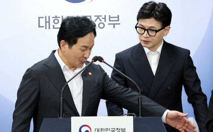 지난해 11월 1일 원희룡 당시 국토교통부 장관과 한동훈 당시 법무부 장관이 서울 종로구 세종대로 정부서울청사에서 열린 전세사기 발본색원 및 충실한 피해회복 지속 추진을 위한 관계부처 합동브리핑에서 대화하고 있다. [뉴스1]
