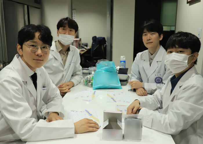 온기를 전하는 한의사들(이하 온전한)’의 구성원들. 왼쪽부터 시계방향으로 최일훈, 임석현, 송은성, 김현기. [정채린]