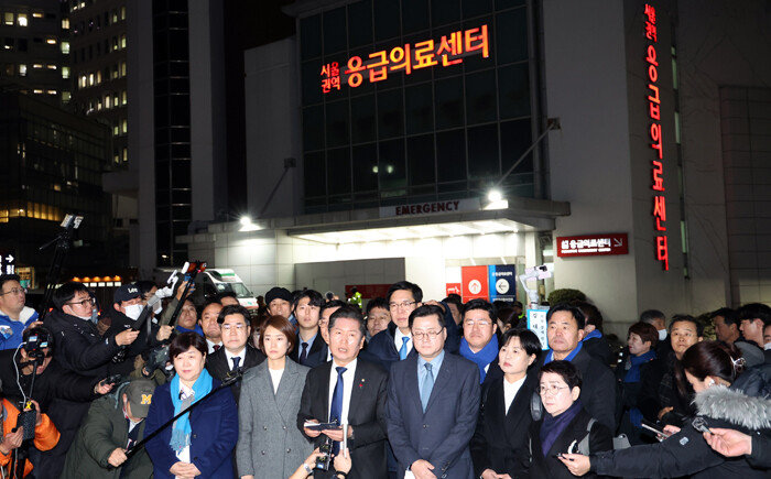 1월 2일 오후 더불어민주당 지도부가 서울 종로구 서울대병원 응급의료센터 앞에서 이재명 대표 피습 사건에 대한 긴급 최고위원회의 입장 발표를 하고 있다. [뉴스1]