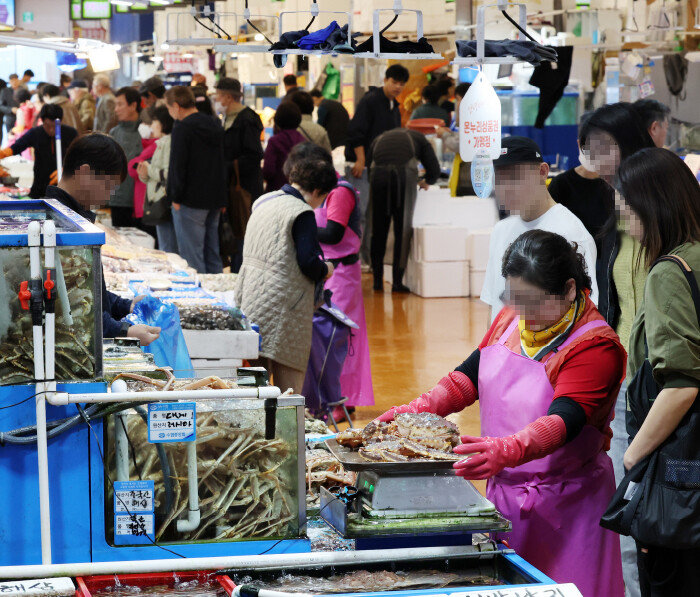 생선을 사고파는 어시장. 서로에게 이득이 될 때 거래가 성사된다. [뉴시스]
