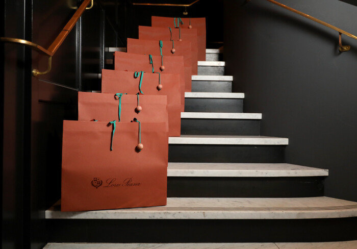 3월 15일 월스트리트저널(WSJ)에서 전시한 로로피아나 선물 가방. [Gettyimage]