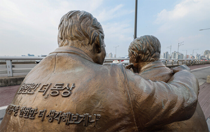 세계 자살 예방의 날인 2023년 9월 10일 서울 마포대교에 ‘한번만 더’ 동상이 설치돼 있다. 세계 자살 예방의 날은 생명의 소중함과 자살 문제의 심각성을 알리기 위해 2003년 제정됐다. [뉴스1]