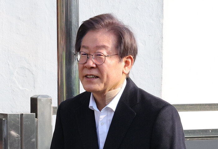 이재명 더불어민주당 대표가 1월 10일 서울대병원에서 퇴원하고 있다. [뉴시스]