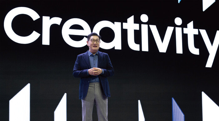 세계 최대 가전·IT(정보기술) 전시회 ‘CES 2024’ 개막을 하루 앞둔 1월 8일(현지 시간) 미국 네바다주 라스베이거스 만달레이베이에서 열린 삼성전자 프레스 콘퍼런스에서 한종희 삼성전자 부회장이 기조연설을 하고 있다. [뉴스1]