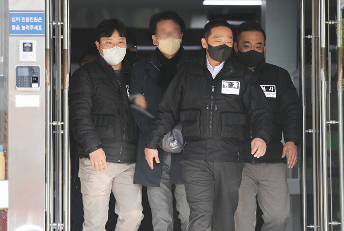 이재명 더불어민주당 대표를 살해하려고 흉기를 휘두른 혐의(살인미수)로 구속된 피의자 김모 씨가 1월 10일 부산 연제구 연제경찰서에서 검찰로 송치되고 있다. [뉴스1]