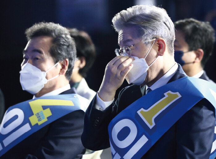 2021년 10월 10일 서울 올림픽공원 SK핸드볼경기장에서 열린 더불어민주당 대선 경선 서울 합동연설회 및 3차 슈퍼위크에 참석한 이재명 경선 후보(오른쪽)와 이낙연 경선 후보. [사진공동취재단]