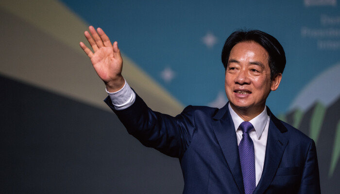 미국과 중국의 대리전으로 평가되는 1월 13일 대만 총통 선거에서 친미반중 독립 성향의 집권 민진당 라이칭더 후보가 승리했다. 당선 직후 라이 후보가 신베이에서 지지자들에게 손을 흔들어 인사하고 있다. [신베이=AP/뉴시스]
