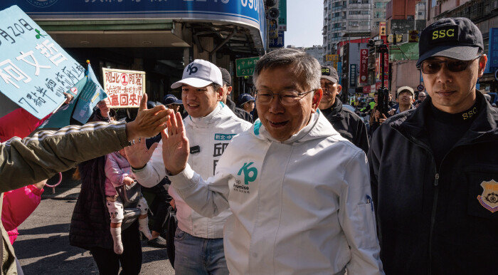 커원저 대만민중당(TPP) 총통 후보가 1월 11일 신베이에서 선거유세를 하며 지지자들과 인사를 나누고 있다. 커 후보는 인스타그램 폴로어 수가 115만 명을 넘어 다른 후보들을 압도했고, 20~30대 지지율 1위를 달렸지만 선거에서 패배했다. [신베이=AP/뉴시스]