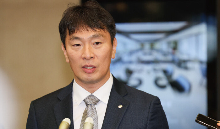지난해 12월 12일 서울 중구 은행회관에서 열린 금융지주 이사회 의장 간담회를 마친 뒤 이복현 금융감독원장이 질의에 답하고 있다. 이날 간담회에서 이 원장은 금융지주 회장의 ‘셀프 연임’을 방지하는 내용 등이 포함된 ‘은행지주·은행 지배구조에 관한 모범 관행’을 발표했다. [뉴스1]