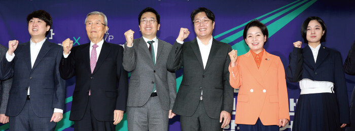 지난해 12월 17일 서울 여의도 국회 의원회관에서 새로운선택 창당대회가 열렸다. 왼쪽부터 이준석 개혁신당 정강정책위원장, 김종인 전 국민의힘 비대위원장, 금태섭 공동대표, 조성주 공동대표, 양향자 한국의희망 대표, 류호정 정의당 의원. [뉴시스]
