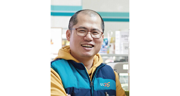 곽대중 대변인은 올해로 12년차 편의점주다. 편의점을 소재로 쓴 에세이를 엮어 2018년과 2023년 각각 2권의 책을 펴냈다. [곽대중]