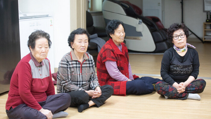 경북 봉화면 석포면 석포2리 경로당에서 만난 노인들은 “제련소가 사라지면 먹고살 길이 없다”고 했다. [지호영 기자]