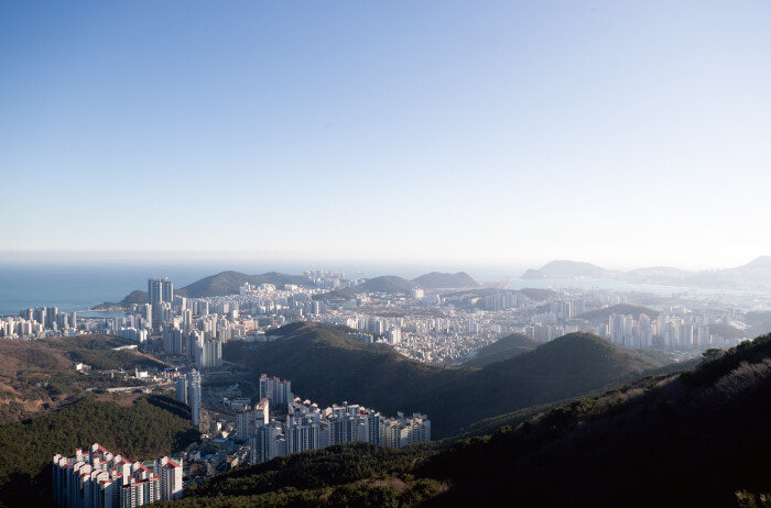 황령산에서 내려다 본 부산시내 전경. [지호영 기자]