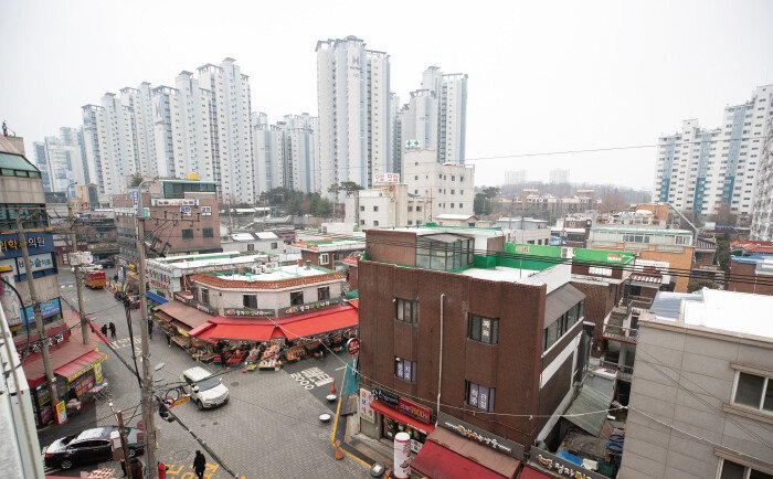 경기 수원시 장안구 정자시장 전경. [지호영 기자]