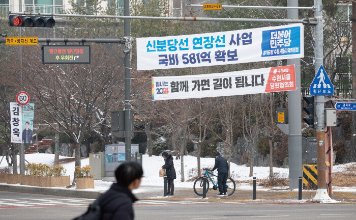 경기 수원시 권선구 호매실지구의 한 횡단보도에 더불어민주당, 국민의힘의 홍보 현수막이 붙어있다. [지호영 기자]