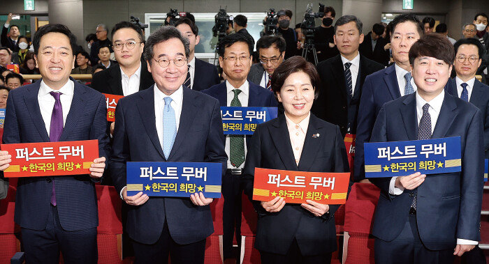 이준석(오른쪽부터) 개혁신당 정강정책위원장과 양향자 한국의희망 대표, 이낙연 새로운미래 인재위원장, 금태섭 새로운선택 공동대표가 1월 9일 서울 여의도 국회에서 열린 양향자 한국의희망 대표 출판기념회에 참석했다. [송은석 동아일보 기자]