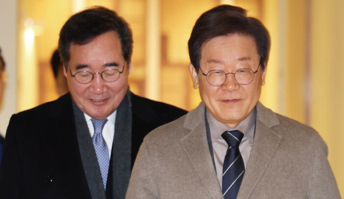 지난해 12월 30일 이재명 더불어민주당 대표와 이낙연 새로운미래 인재위원장(왼쪽)이 서울 종로구의 한 음식점에서 회동 후 이동하고 있다. [뉴스1]