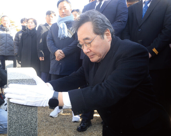 이낙연 전 국무총리가 1월 7일 광주 북구 국립5·18민주묘지를 찾아 무명열사 묘역에서 무릎을 꿇고 참배하고 있다. [광주=박영철 동아일보 기자]