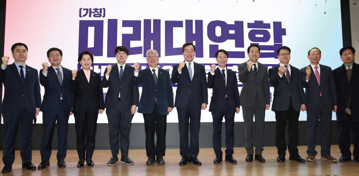 왼쪽부터 김종민, 박원석, 양향자 한국의희망 대표, 이준석 개혁신당 대표, 조응천, 이낙연 새로운미래 인재위원장, 이원욱, 금태섭 새로운선택 공동대표, 정태근, 최운열 전 의원, 최성 전 고양시장. [뉴스1]