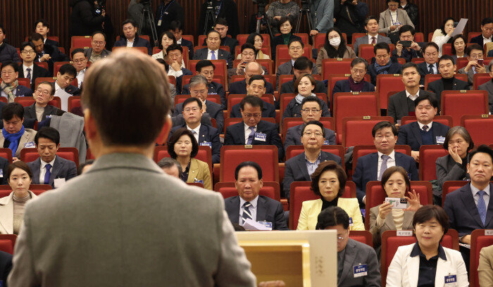 지난해 12월 7일 서울 여의도 국회도서관에서 더불어민주당 제2차 중앙위원회의가 열렸다. 이날 회의에서는 전당대회 대의원제 권한 축소 관련 당헌 개정안을 표결에 부쳤다. 모두발언을 하고 있는 이재명 대표의 뒷모습이 보인다. [김재명 동아일보 기자]
