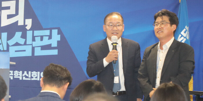 지난해 6월 4일 서울 영등포구 더불어민주당 당사에서 ‘더민주전국혁신회의’ 출범식이 열린 가운데, 강위원 사무총장이 마이크를 들고 발언하고 있다. 강 사무총장은 이후 공동대표로 직함을 바꿨다. [김동주 동아일보 기자]