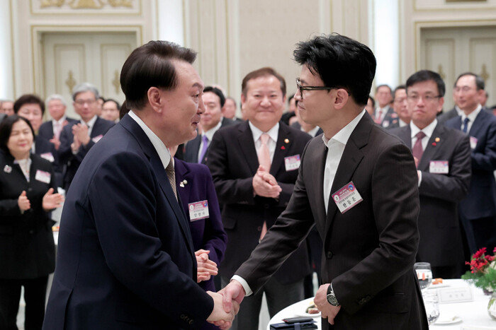 1월 3일 윤석열 대통령이 청와대 영빈관에서 열린 ‘2024년 신년인사회’에 참석해 한동훈 국민의힘 비상대책위원장(오른쪽)과 악수하고 있다. [대통령실사진기자단]