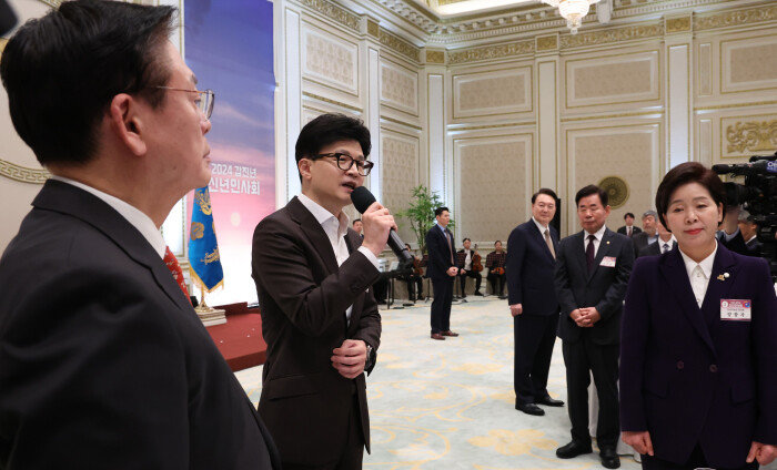 윤석열 대통령이 1월 3일 청와대 영빈관에서 열린 ‘2024년 신년인사회’에서 한동훈 국민의힘 비상대책위원장의 발언을 듣고 있다. [뉴시스]