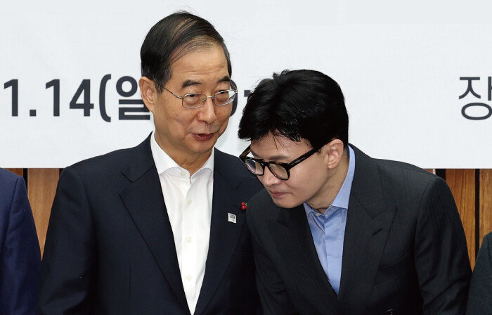 한덕수 국무총리와 한동훈 국민의힘 비상대책위원장이 1월 14일 서울 여의도 국회에서 열린 제16차 고위당정협의회에 참석해 대화하고 있다. [뉴스1]
