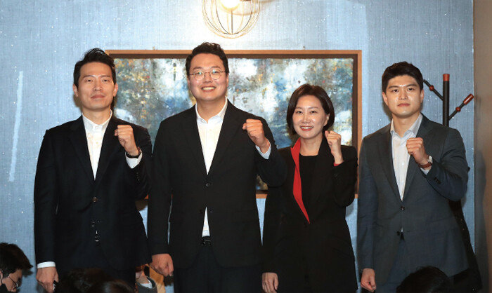 2023년 2월 12일 국민의힘 전당대회에 출마한 후보들이 서울 영등포구 여의도의 한 식당에서 열린 간담회에 앞서 포즈를 취하고 있다. 왼쪽부터 이기인 당시 청년최고위원 후보, 천하람 당시 당대표 후보, 허은아 당시 최고위원 후보, 김용태 당시 최고위원 후보. [공동취재사진]