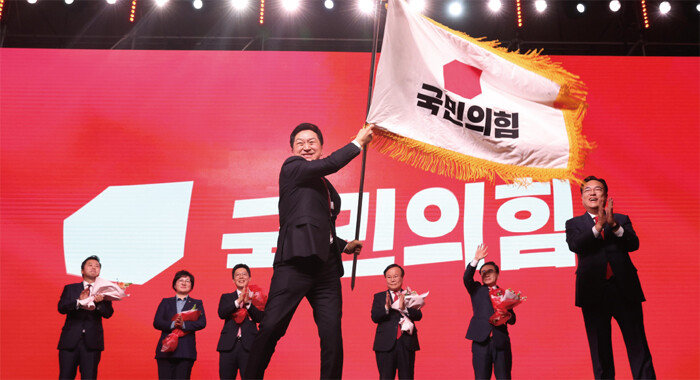 김기현 당시 국민의힘 신임 당대표가 2023년 3월 8일 경기 고양시 킨텍스에서 열린 국민의힘 제3차 전당대회에서 당기를 흔들고 있다. [공동취재사진]